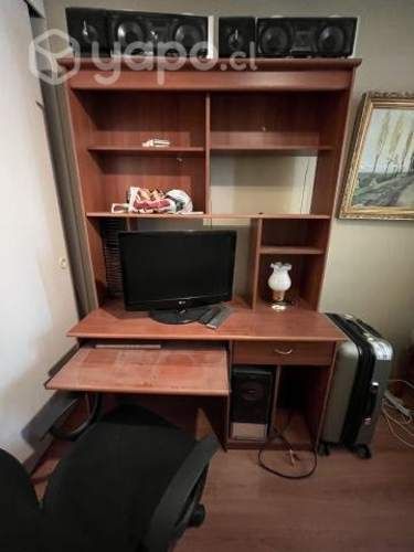 Escritorio con repisas