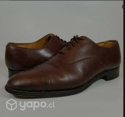 Zapatos con color café oscuro . Formales