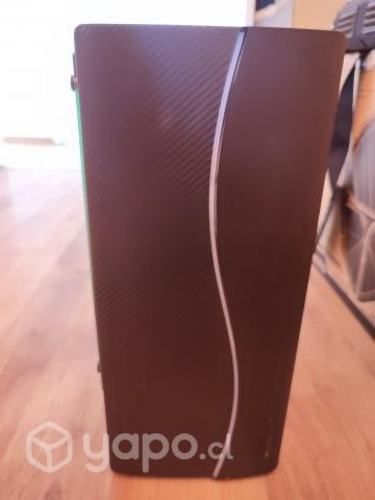 PC de escritorio gamer de entrada con monitor