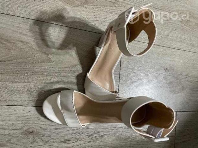 Sandalia color blanco talla 35