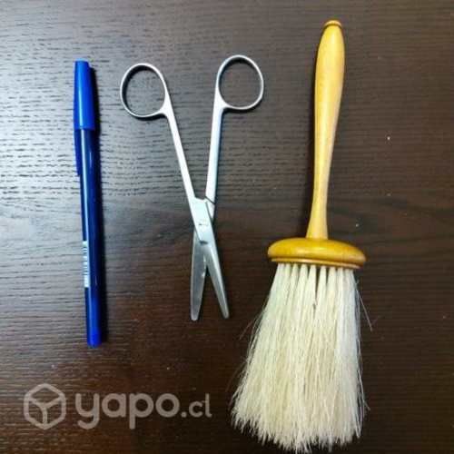 Tijera y cepillo de peluquería