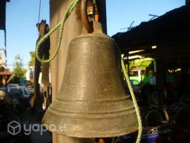 Campana antigua de bronce