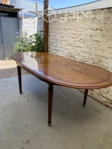 Mesa antigua con bronce