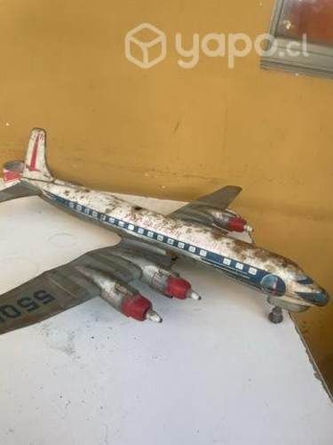 Avión antiguo con detalles