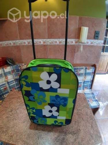 Maleta pequeña floreada con ruedas