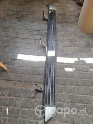 Pisadera derecha con detalle moldura NP300 2.3