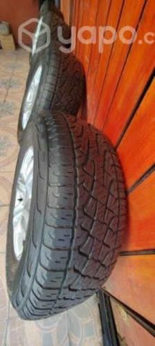 Vendo neumáticos con llantas