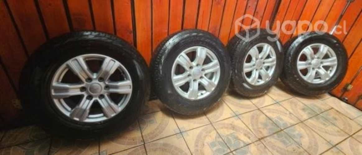 Vendo neumáticos con llantas