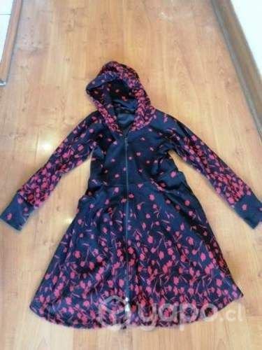 Vestido con cierre y capuchón