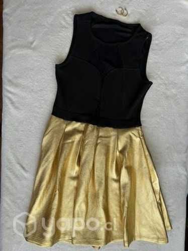 Vestido dorado con espalda transparente