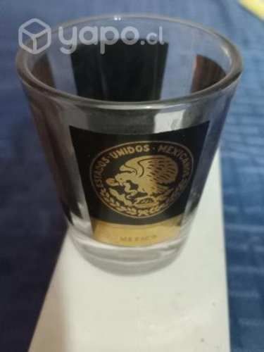 Vasos con escudos dorados