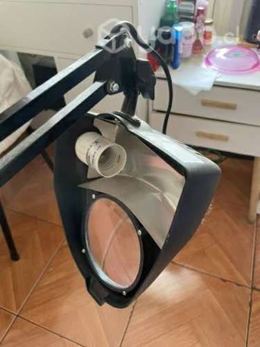 Brazo con lupa y conexión a foco, ideal para uñas