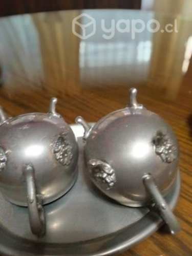 Dos jarritos plaque con patas de león + bandeja