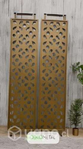 Biombo de metal con diseño