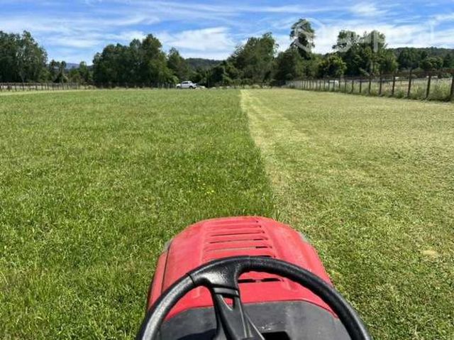Servicio de mantencion corte de pasto con tractor