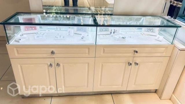 Exhibidor con luces y cristales