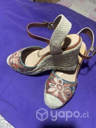 Sandalia y zapatilla