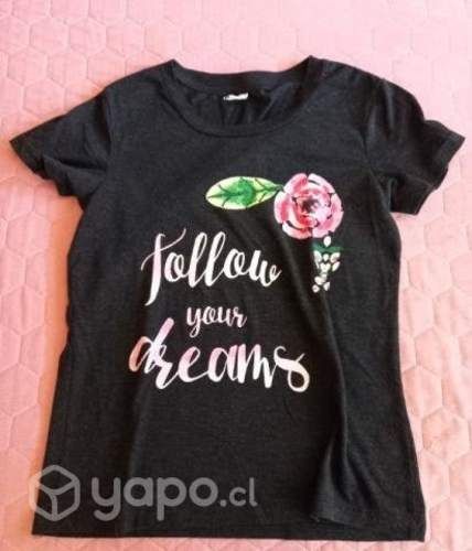 Polera negra con frase