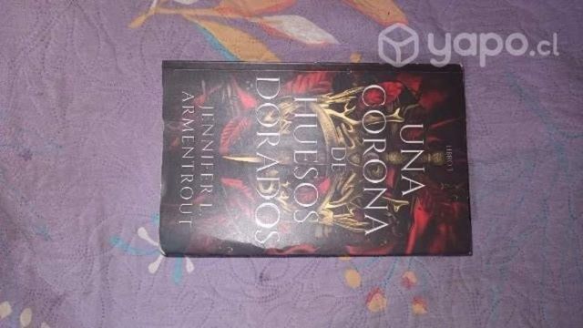 Una corona de huesos dorado