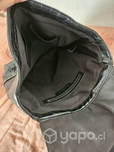 Mochila negra de cuero sintético