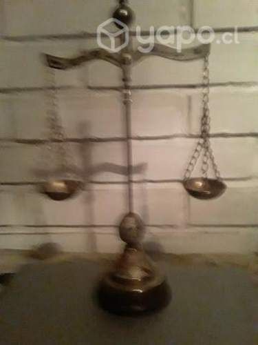 Antigua balanza de bronce con policromia