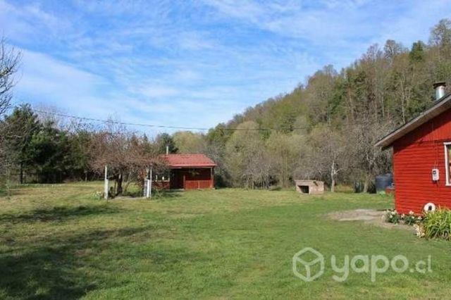 Terreno con cabaña, casa, local comercial y galpón