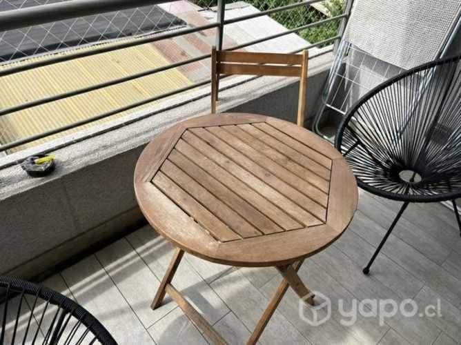 Mesa terraza con una silla de madera