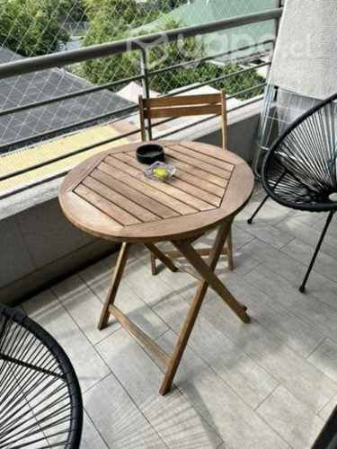 Mesa terraza con una silla de madera