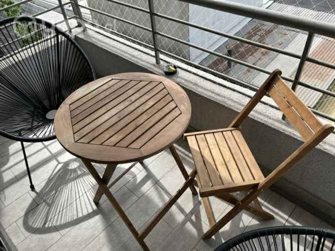 Mesa terraza con una silla de madera