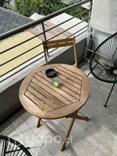 Mesa terraza con una silla de madera