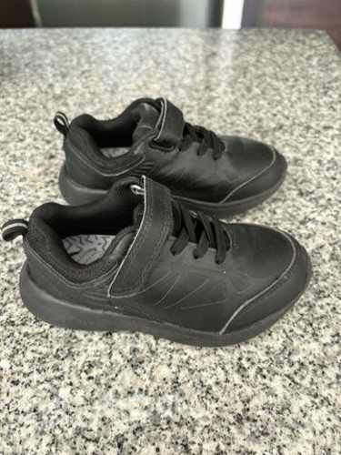 2 pares de zapatillas de colegio negras y blancas