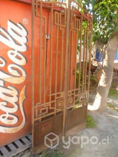 Puerta antigua de fierro