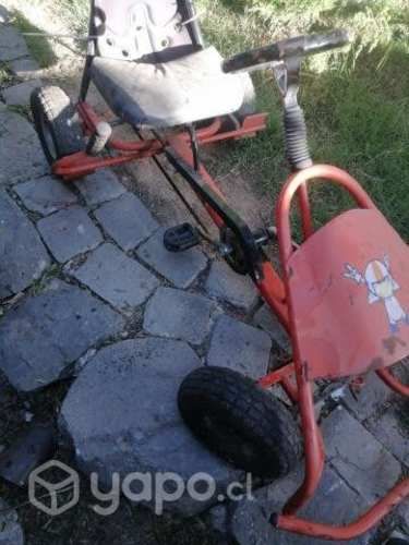 Auto a pedales antiguo en buen estado