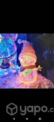 Árbol de navidad y muñeco de nieve con luces