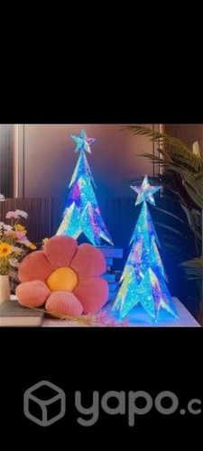 Árbol de navidad y muñeco de nieve con luces