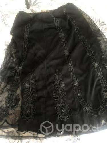 Hermosa falda larga negra con gorro y aplicación