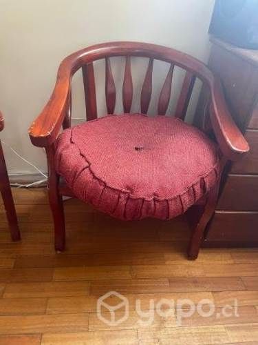 Silla de madera con cojines