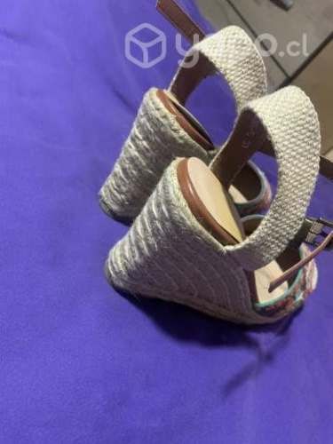 Sandalia y zapatilla