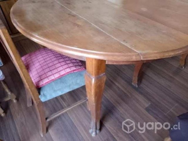 Antigua mesa de comedor