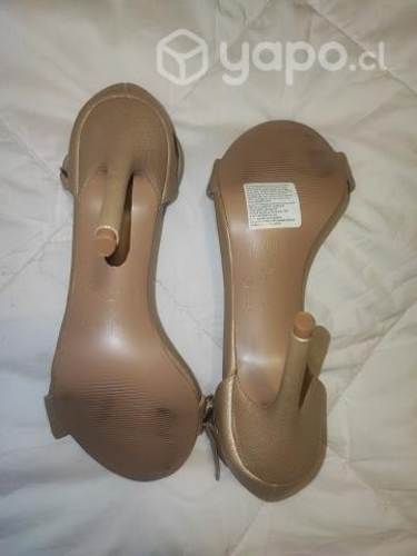 Sandalia taco color dorado