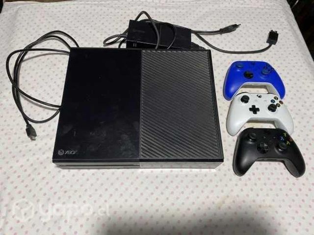 Xbox One con 3 controles y más de 80 juegos