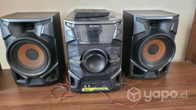 Minicomponente Sony gris.