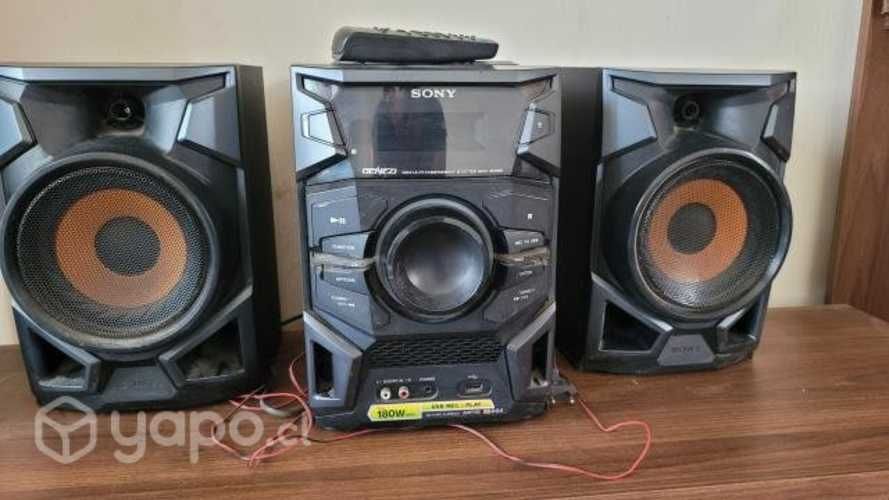 Minicomponente Sony gris.