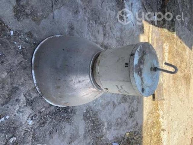 Lámpara tipo campana para galpón.