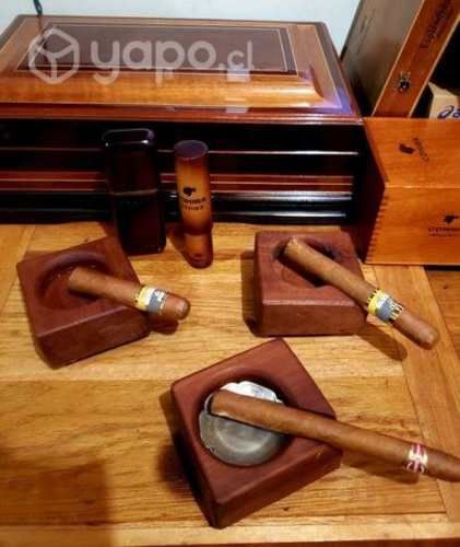 Cenicero de cedro rojo marca COHIBAtraído de Cuba