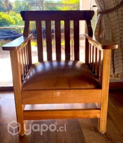 Sitial de madera sólida Rauli tapizado en cuero.