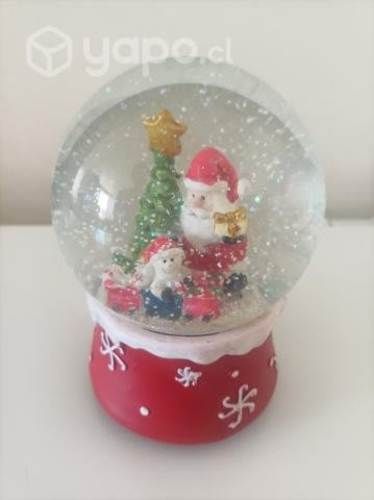 Esfera navideña con nieve