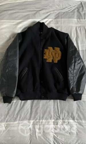 Chaqueta universitaria(varsity) marca neff