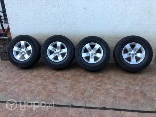 Vendo 4 llantas y 4 neumáticos Camioneta RAM 1500