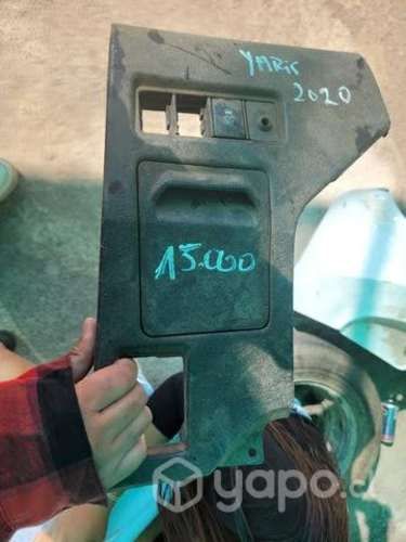 Moldura Toyota yaris 2020